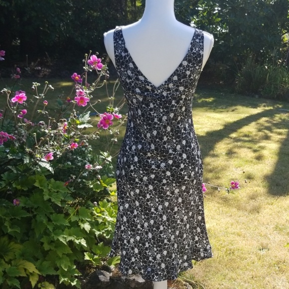 EXPRESS Black/White floral crepe dress sz 5/6 - Picture 2 of 7